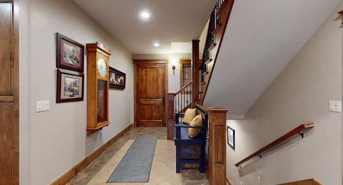 45 MIN to YNP | Waterfront Cabin | Private Dock