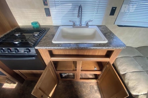 Réfrigérateur, four à micro-ondes, un four, surface de cuisson