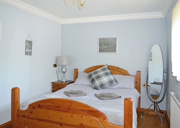 4 bedrooms - Spacious four bedroom traditional cottage, perfect for a relaxing break away. (Carmarthenshire)