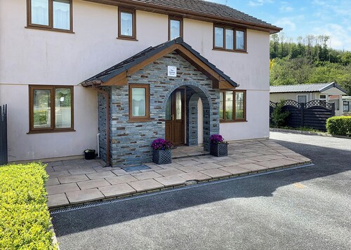 Spacious four bedroom traditional cottage, perfect for a relaxing break away.