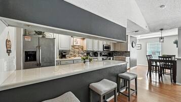 Refrigerador, microondas, horno, placa de cocina