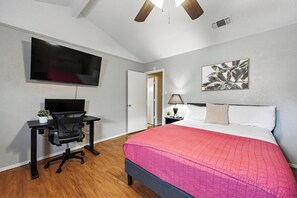 3 bedrooms, desk, iron/ironing board, travel crib - Crystal Lagoon- Private Pool- Near DFW & Stadium (North Richland Hills)