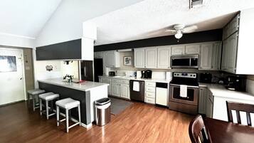 Refrigerador, microondas, horno, placa de cocina