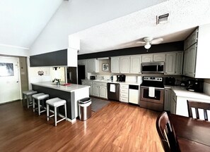 Refrigerador, microondas, horno, placa de cocina