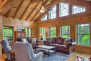 Fernseher, Kamin, DVD-Player, Tischfußball