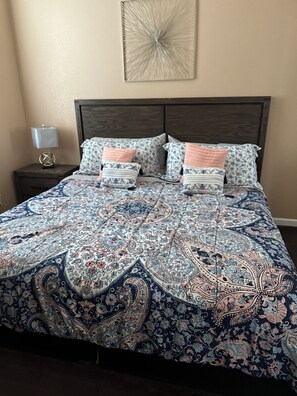 4 habitaciones, tabla de planchar con plancha y cuna de viaje 