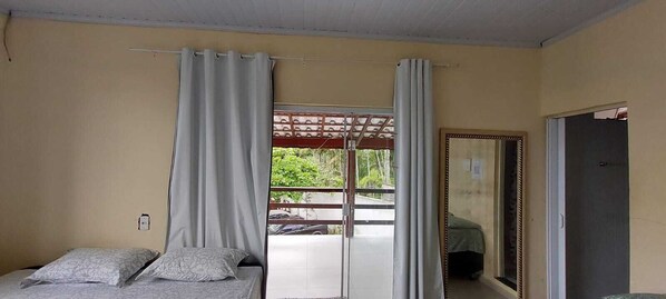 1 bedroom, desk, WiFi, bed sheets - Quarto Para Grupo até 4 Pessoas Praia da Maranduba Ubatuba Sp (Sertão da Quina Ubatuba)