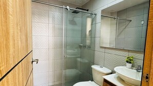 Douche, serviettes fournies, savon, shampoing