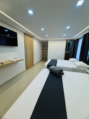 Standard Quadruple Room | Desk, laptop workspace, free WiFi - Aero Hotel Boutique (Bogotá)