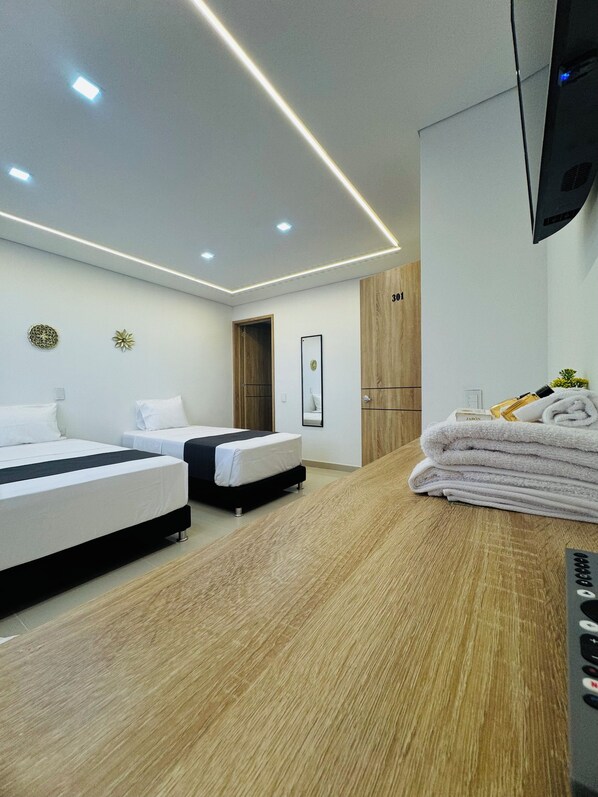 スタンダード 4 人部屋 | デスク、ノートパソコン用作業スペース、WiFi (無料)