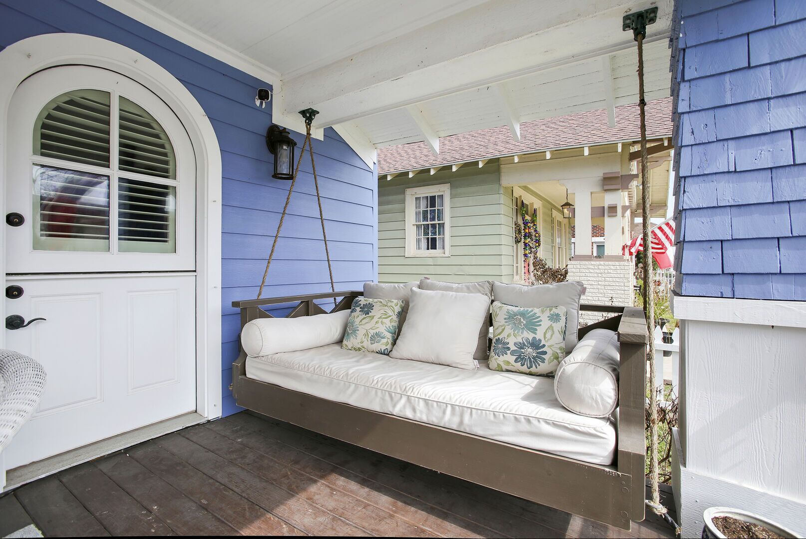 "Blue Gumbo" Gorgeous and Located a Few Minutes Walk to Beach!