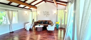 Smart TV - White House Tofino-Downtown Villa (Tofino)