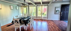 Dining - White House Tofino-Downtown Villa (Tofino)