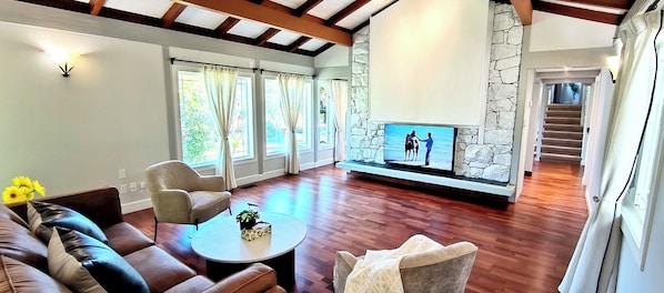 Smart TV - White House Tofino-Downtown Villa (Tofino)