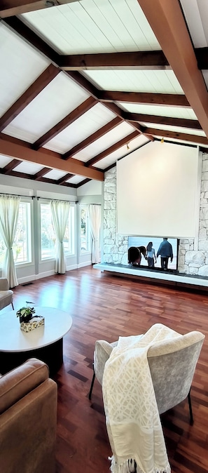 Interior - White House Tofino-Downtown Villa (Tofino)