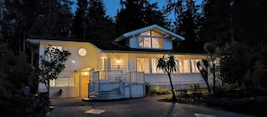 Exterior - White House Tofino-Downtown Villa (Tofino)