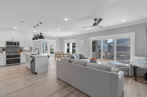 "Morty by the Sea" is a 3 Bedroom, 2 Bathroom Home with PRIVATE POOL