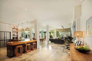 Interior - Huge Villa/ 7 BEDR Pool Villa/ Near Beach & Clubs (Kecamatan Kuta Utara)