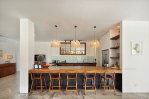 Fridge, microwave, oven, stovetop - Huge Villa/ 7 BEDR Pool Villa/ Near Beach & Clubs (Kecamatan Kuta Utara)