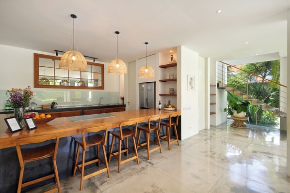 Fridge, microwave, oven, stovetop - Huge Villa/ 7 BEDR Pool Villa/ Near Beach & Clubs (Kecamatan Kuta Utara)