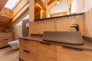 Dusj, hårføner og håndklær