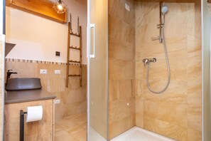 Een douche, een haardroger, handdoeken