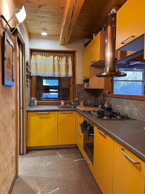 Een koelkast, een magnetron, een oven, een kookplaat
