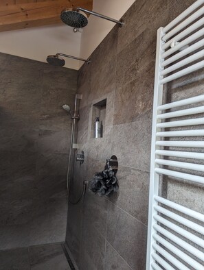 Een douche, een haardroger, handdoeken