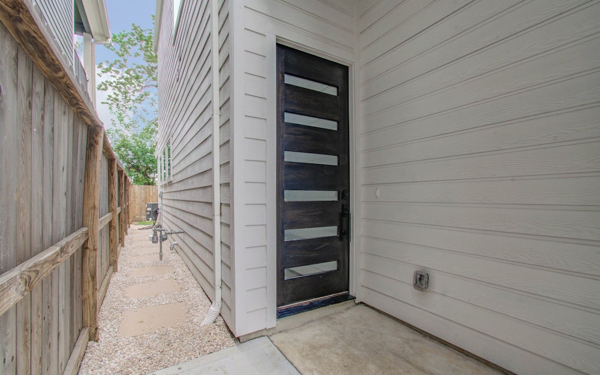 Photo 5 of Cozy Houston Home Near DT, Med Center, Restaurants, Sporting Venues