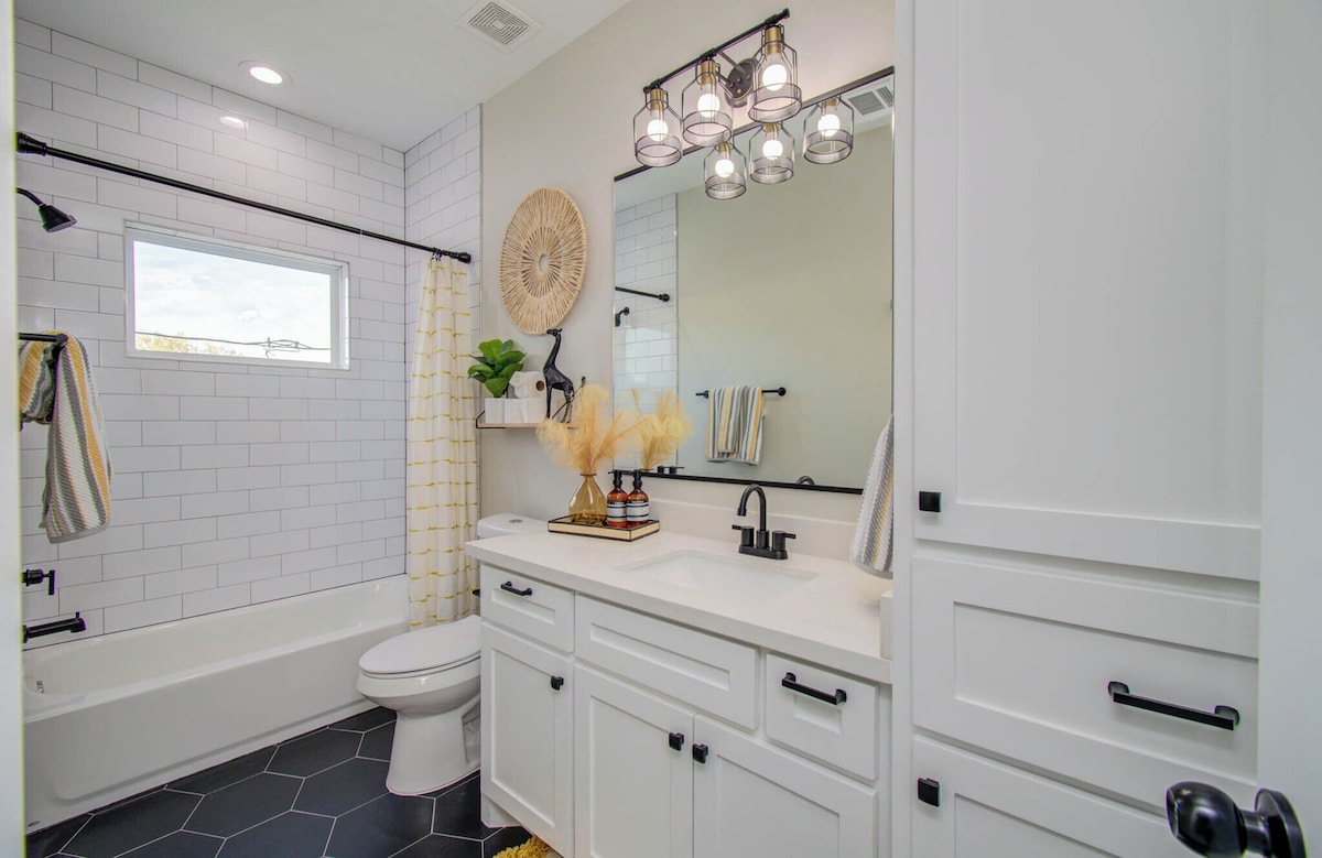 Photo 24 of Cozy Houston Home Near DT, Med Center, Restaurants, Sporting Venues