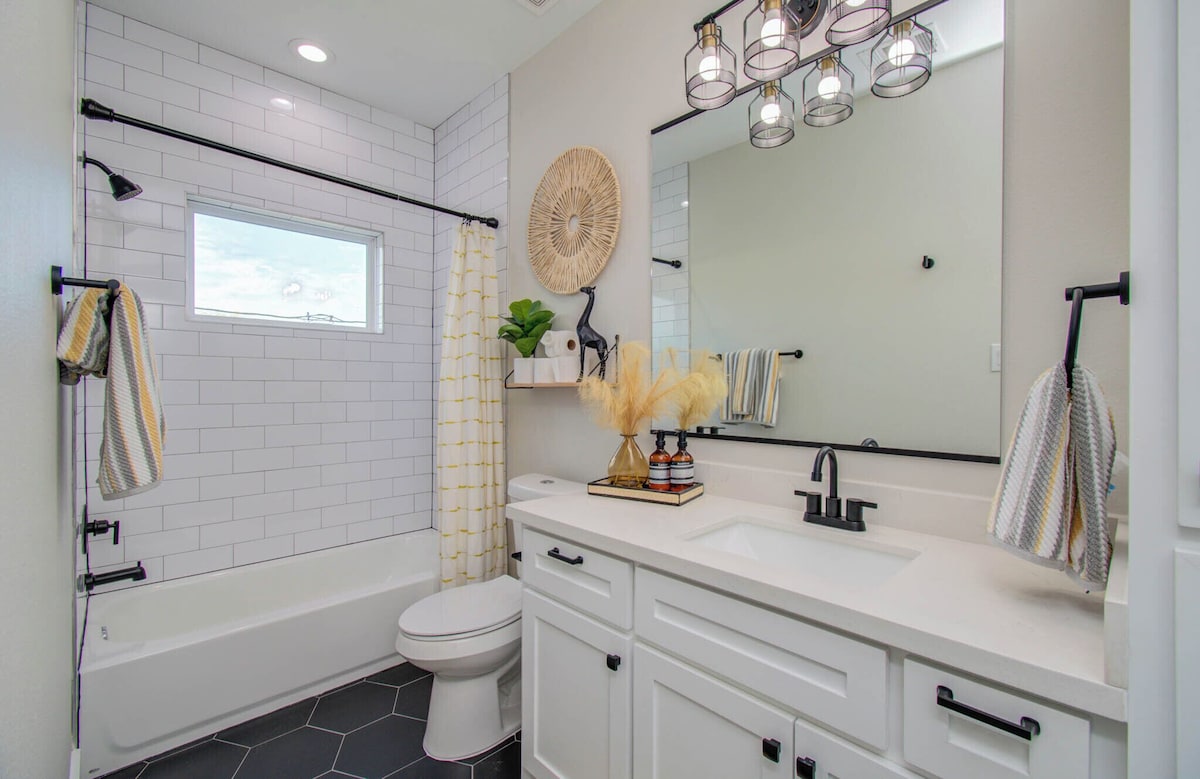 Photo 25 of Cozy Houston Home Near DT, Med Center, Restaurants, Sporting Venues