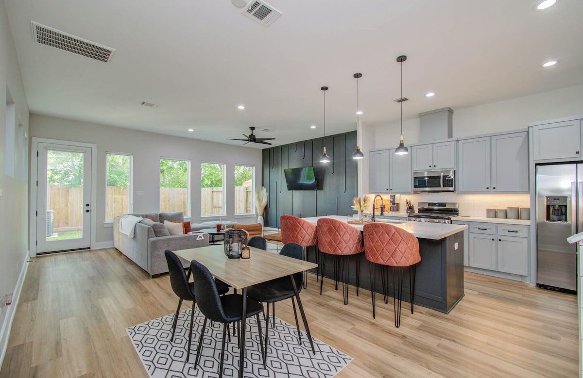Photo 13 of Cozy Houston Home Near DT, Med Center, Restaurants, Sporting Venues