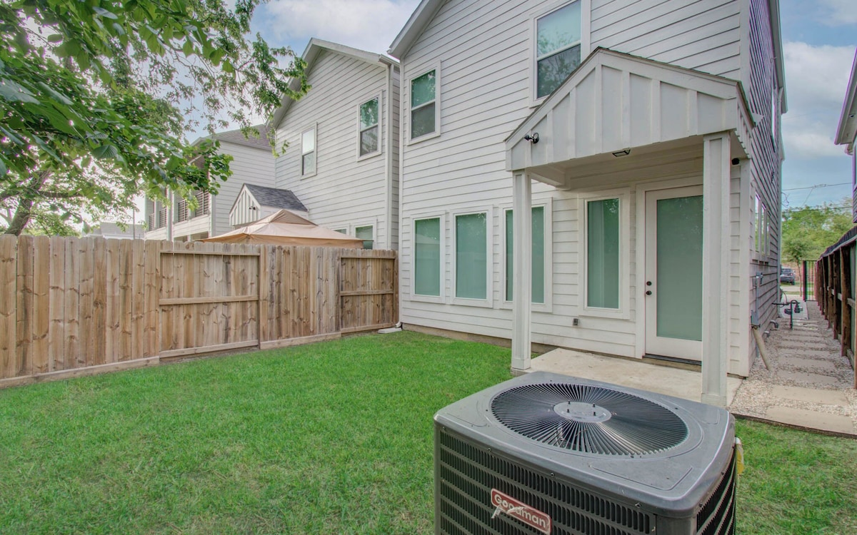 Photo 41 of Cozy Houston Home Near DT, Med Center, Restaurants, Sporting Venues