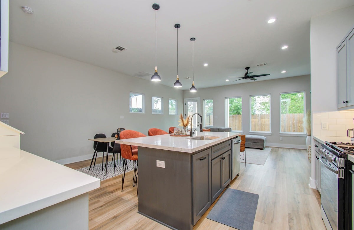 Photo 7 of Cozy Houston Home Near DT, Med Center, Restaurants, Sporting Venues