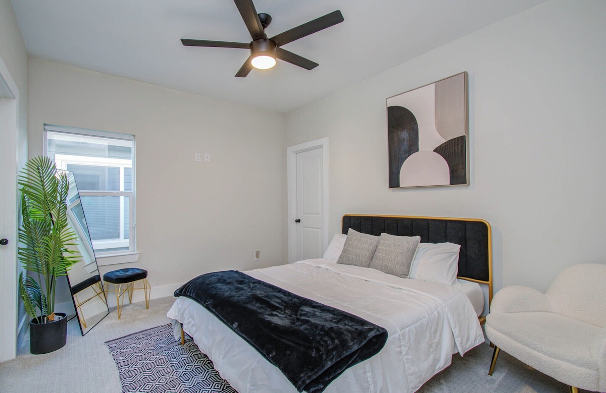 Photo 22 of Cozy Houston Home Near DT, Med Center, Restaurants, Sporting Venues