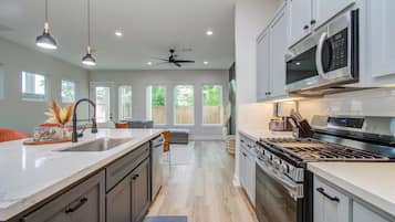 Frigorífico, microondas, horno y placa de cocina