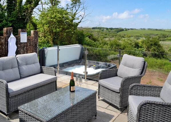 Outdoor spa tub - Family Holidays, Whatever the Season, Whatever the Stay. (Tenby)