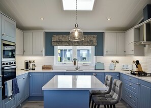 Fridge, oven, stovetop, toaster - Family Holidays, Whatever the Season, Whatever the Stay. (Tenby)