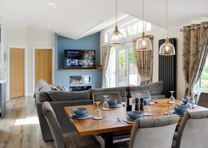 Dining - Family Holidays, Whatever the Season, Whatever the Stay. (Tenby)
