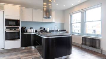 Refrigerador, microondas, horno y parrilla de estufa