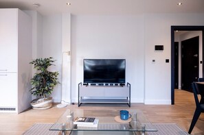 Smart TV, computer monitors - Ovitzia - Spacious Flat + 2Baths - Quiet and Central (Greater London)