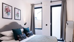 2 soverom, skrivebord, strykejern/-brett og reiseseng for barn