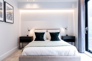 1 dormitorio, escritorio, tabla de planchar con plancha y cuna de viaje