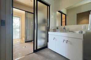 Villa Deluxe, vue fleuve | Équipements de salle de bain | Chaussons