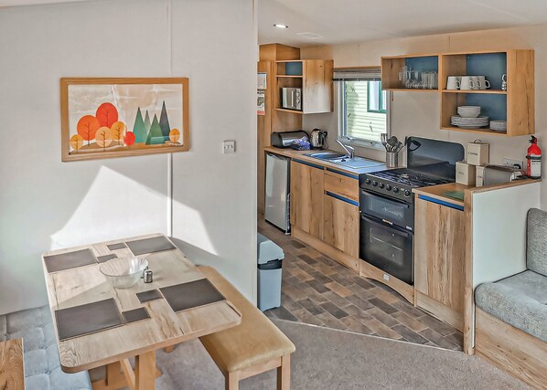 Fridge, oven, stovetop, toaster - Well presented 12ft-wide caravan with one double and one twin. (Penhallow)