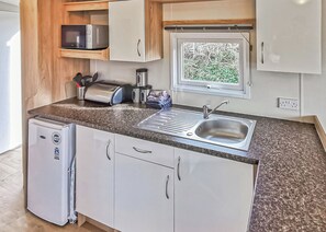 Fridge, oven, stovetop, toaster - Well presented 12ft-wide caravan with one double and one twin. (Penhallow)