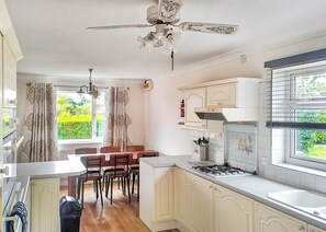 Fridge, oven, stovetop, toaster - 3 bedroom accommodation in Mablethorpe (Mablethorpe)