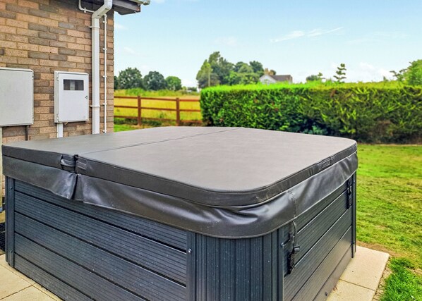 Outdoor spa tub - 3 bedroom accommodation in Mablethorpe (Mablethorpe)