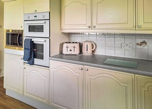 Fridge, oven, stovetop, toaster - 3 bedroom accommodation in Mablethorpe (Mablethorpe)