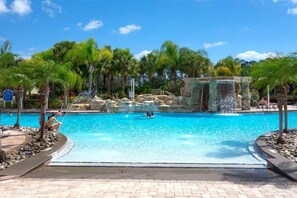 2 室外游泳池，池畔遮阳伞，日光浴躺椅